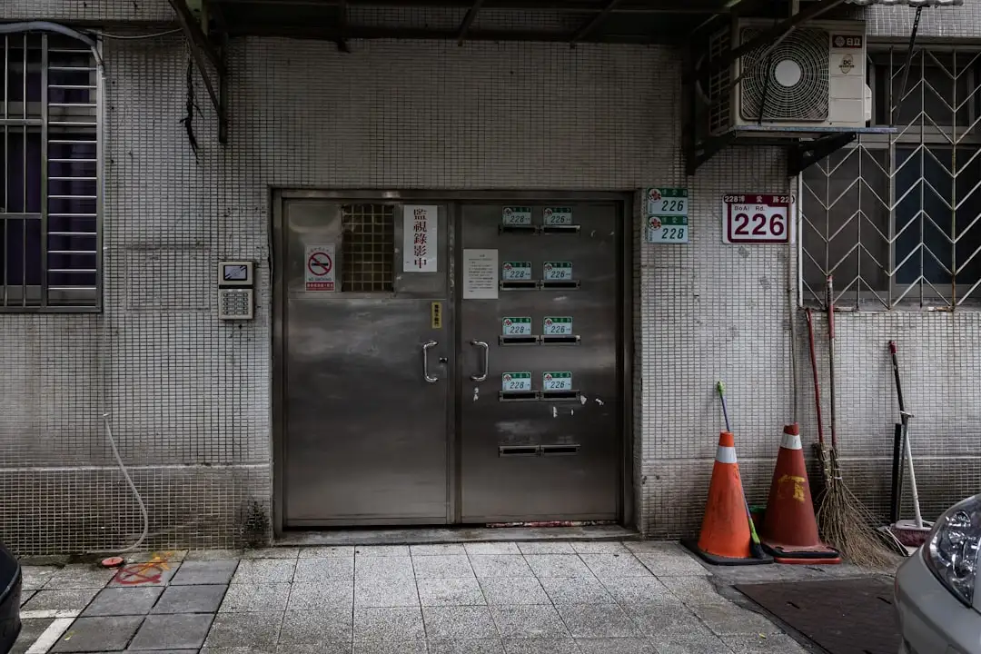哈尔滨易采帮安防巡逻机器人在工业园区中的应用场景解析